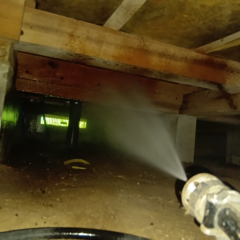 床下木材にシロアリ駆除剤を散布