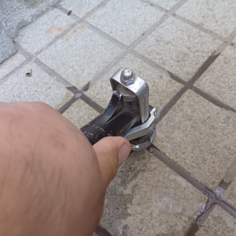 玄関床の目地に穴を開けてシロアリ駆除剤を注入