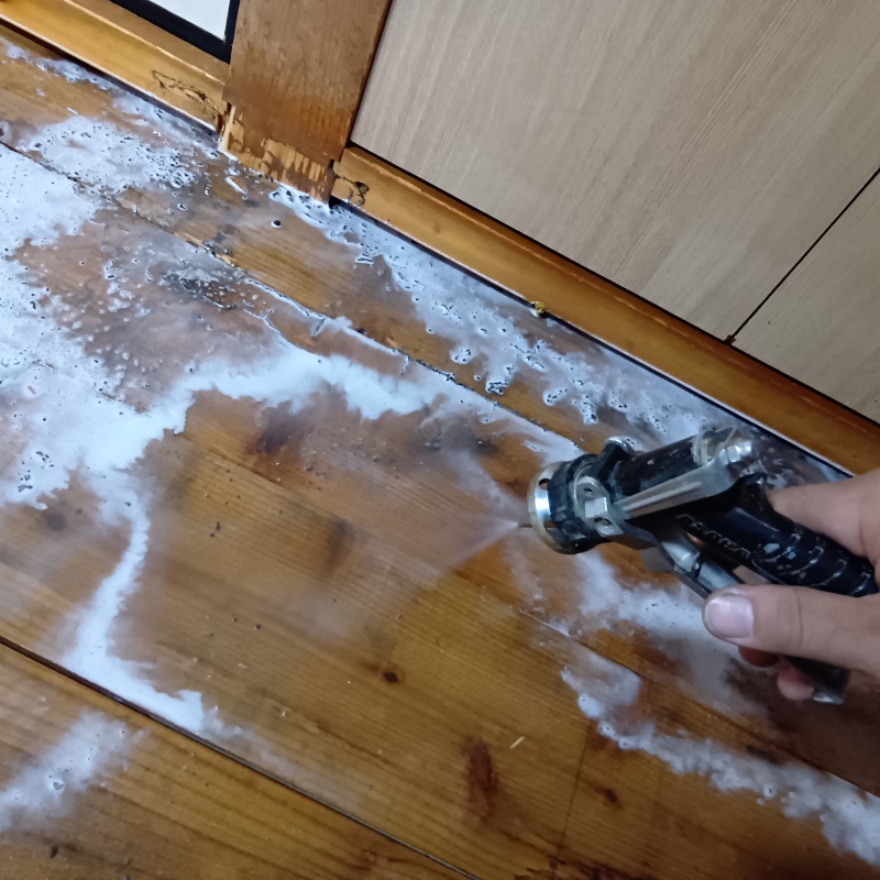 フローリングにシロアリ駆除剤を散布