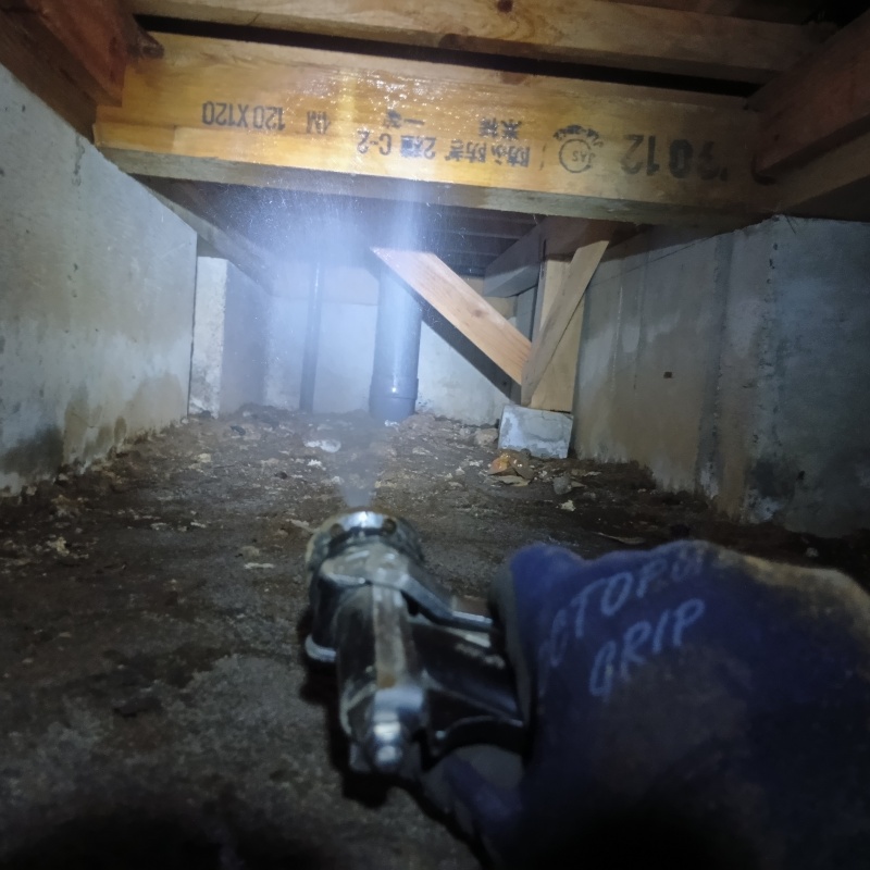 地面・基礎にシロアリ駆除剤を散布