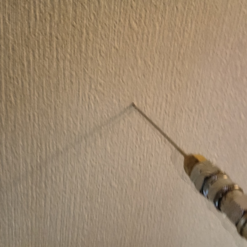 壁材に穴を開けてシロアリ駆除剤を注入