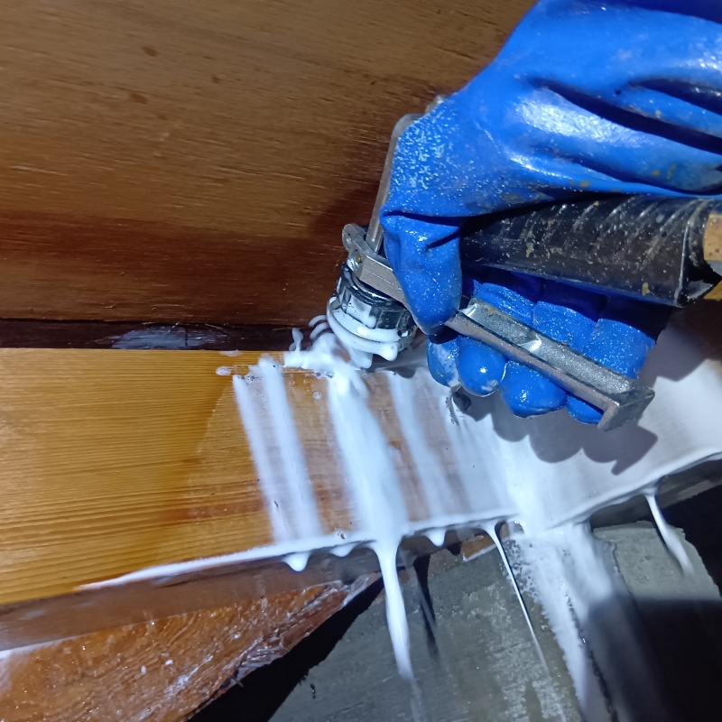 床下木材にシロアリ駆除剤を散布