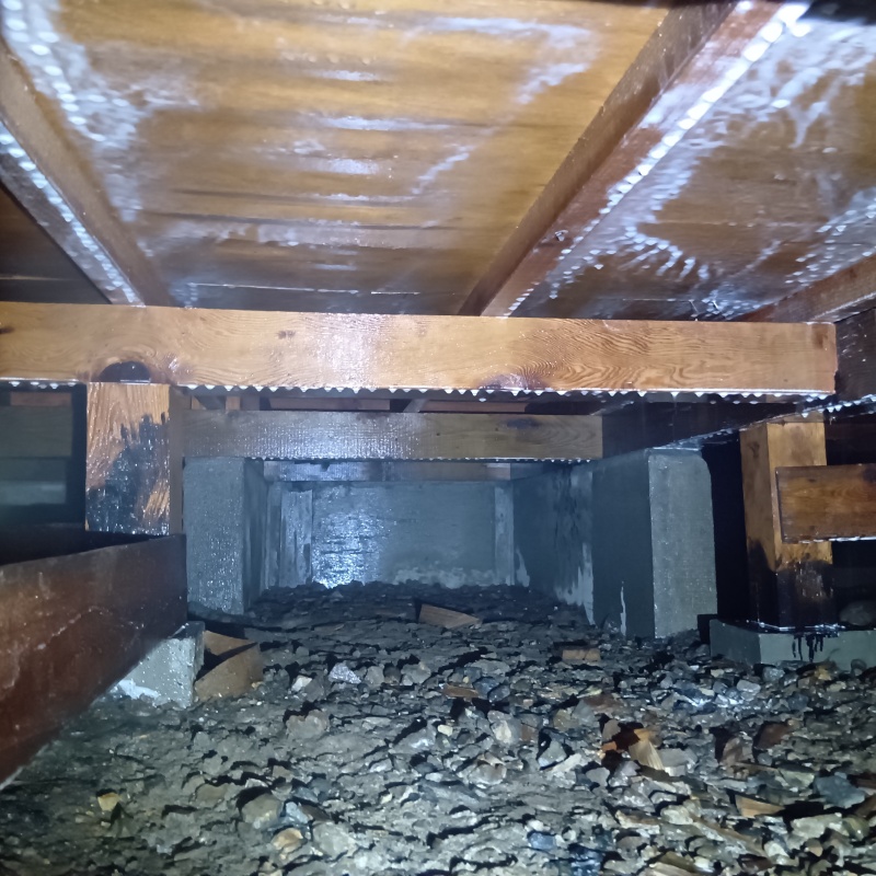 地面にシロアリ駆除剤を散布した様子