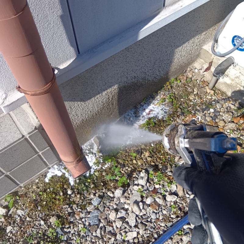 建物外周の土壌にシロアリ駆除剤を散布