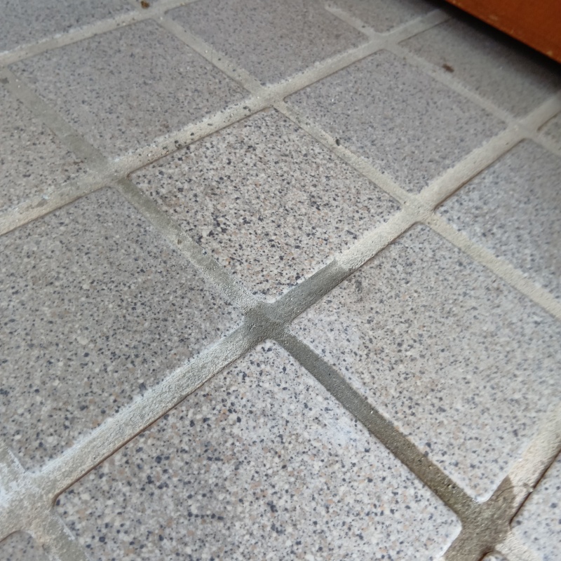 開けた穴をきれいに補修