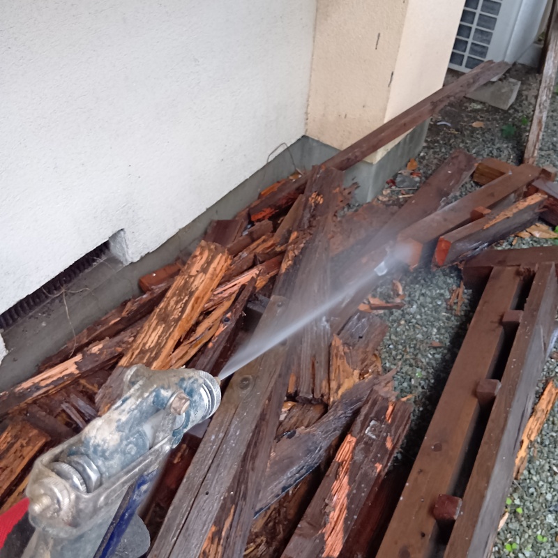 建物外周の木材にシロアリ駆除剤を散布