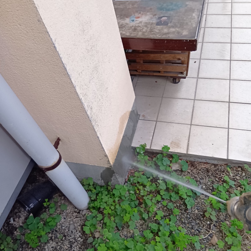 建物外周の土壌にシロアリ駆除剤を散布