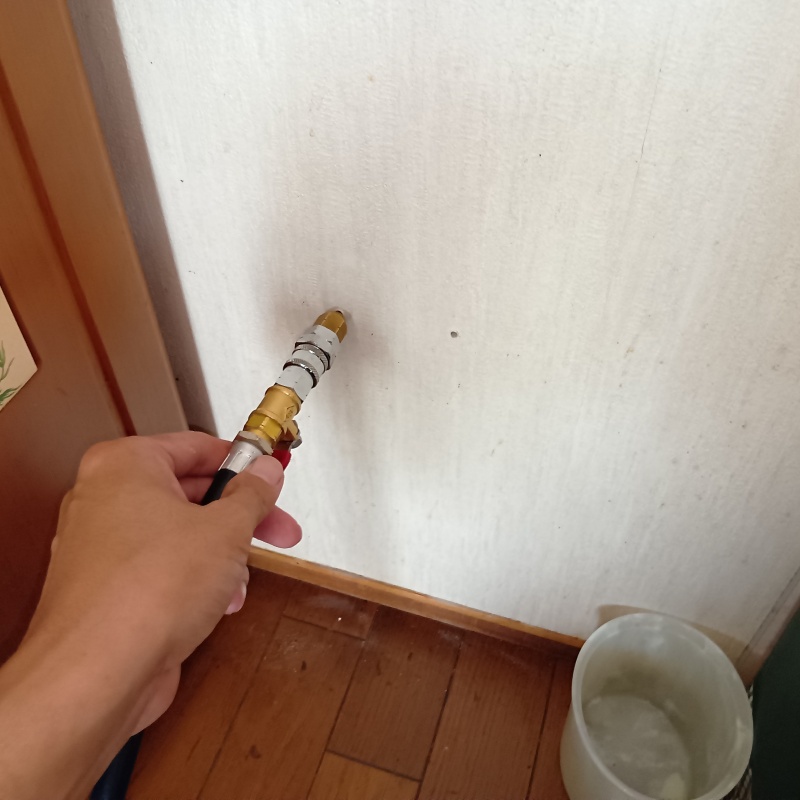 壁材に穴を開けてシロアリ駆除剤を注入