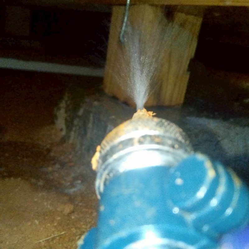 床下木材に防蟻剤を散布