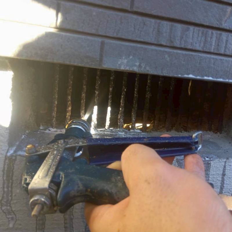 床下換気口から防蟻剤を散布