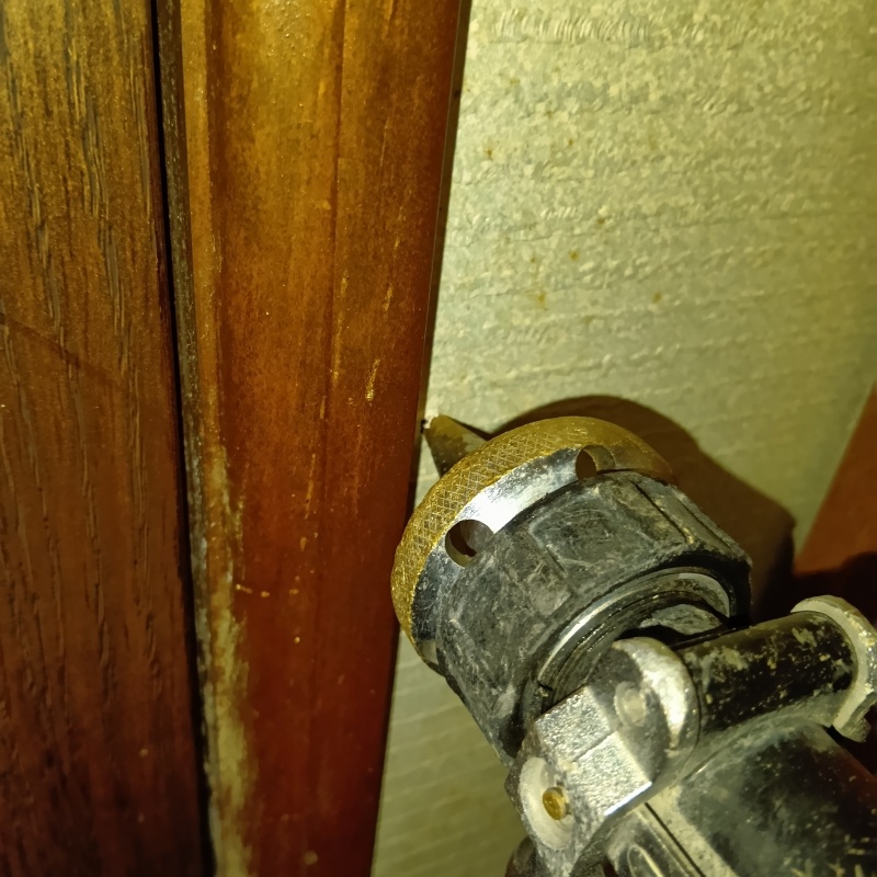 壁材に穴を開けてシロアリ駆除剤を注入