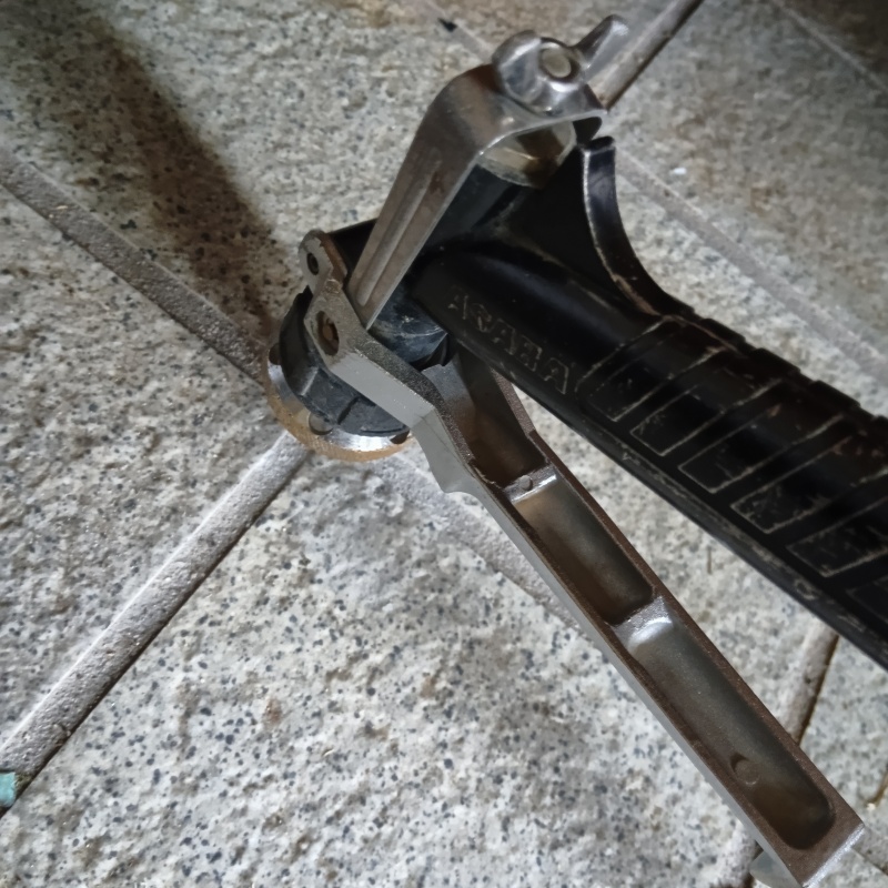 玄関床の目地からシロアリ駆除剤を注入している様子