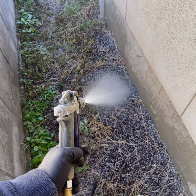 建物外周の土壌にシロアリ駆除剤を散布