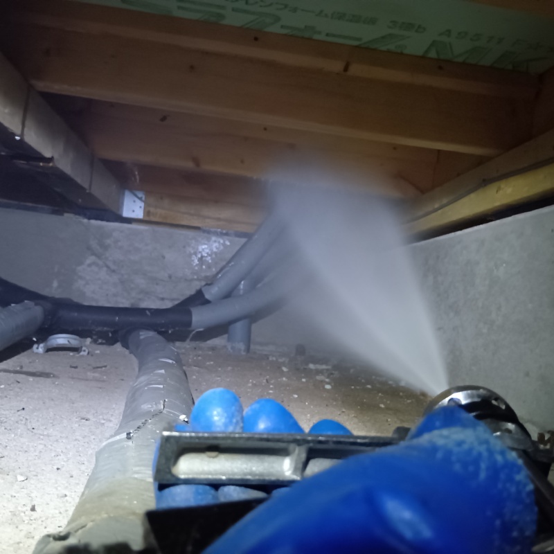 床下木材に防蟻剤を散布