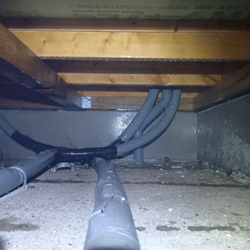 基礎に防蟻剤を散布した様子