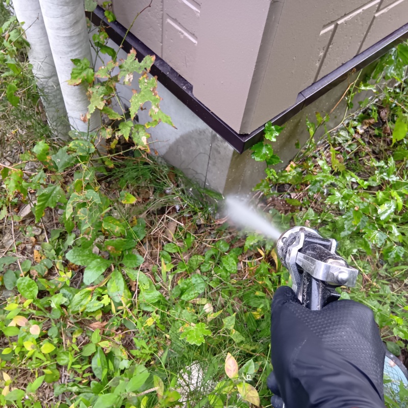 建物外周の土壌に防蟻剤を散布