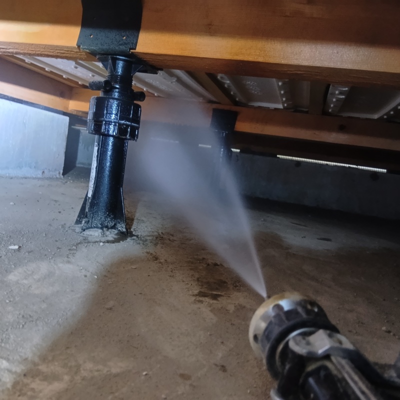 床下木材に防蟻剤を散布