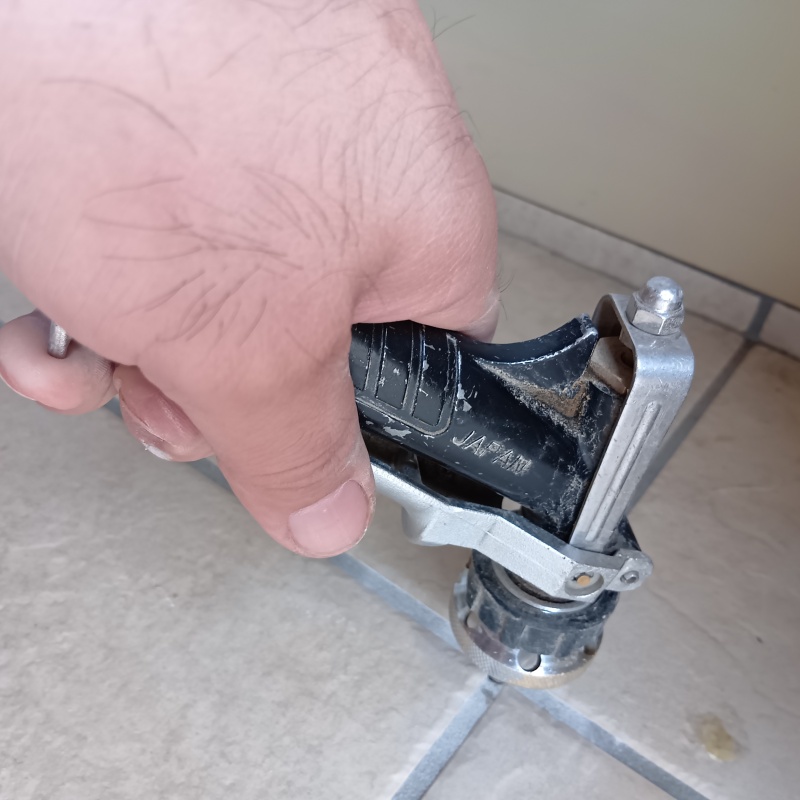 玄関床のタイルの目地から防蟻剤を注入