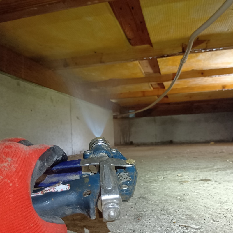 床下の木材にシロアリ駆除剤を散布