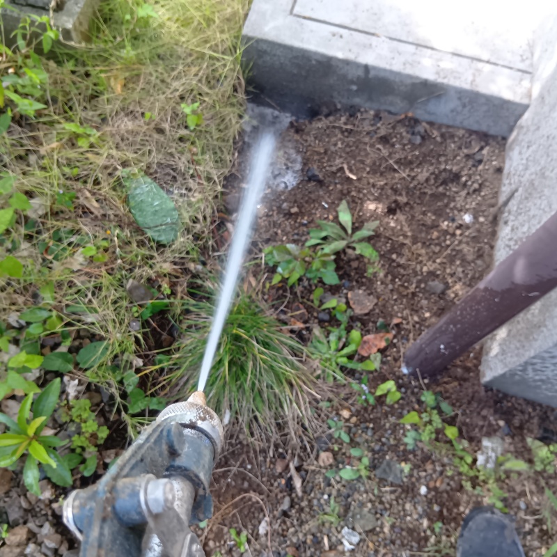 屋外の地面にシロアリ駆除剤を散布