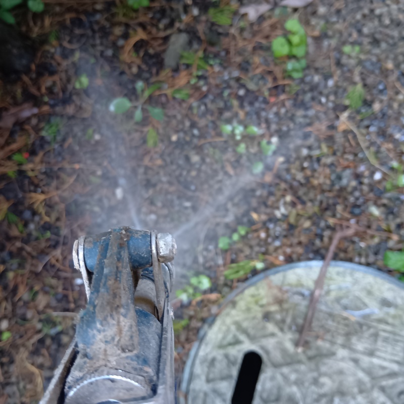 屋外の地面にシロアリ駆除剤を散布