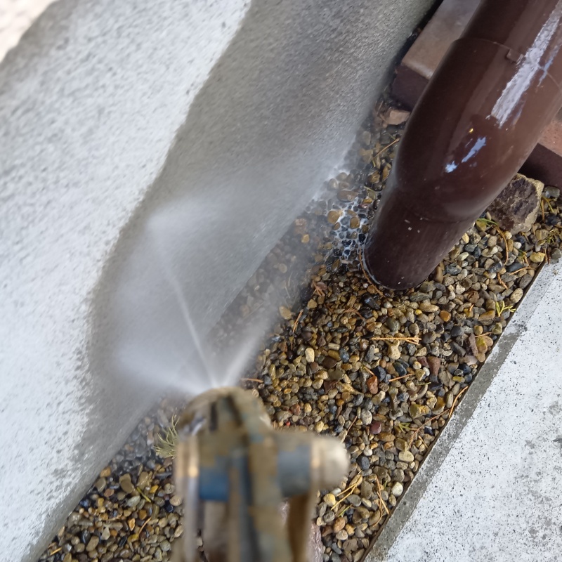 建物の外周にシロアリ駆除剤を散布