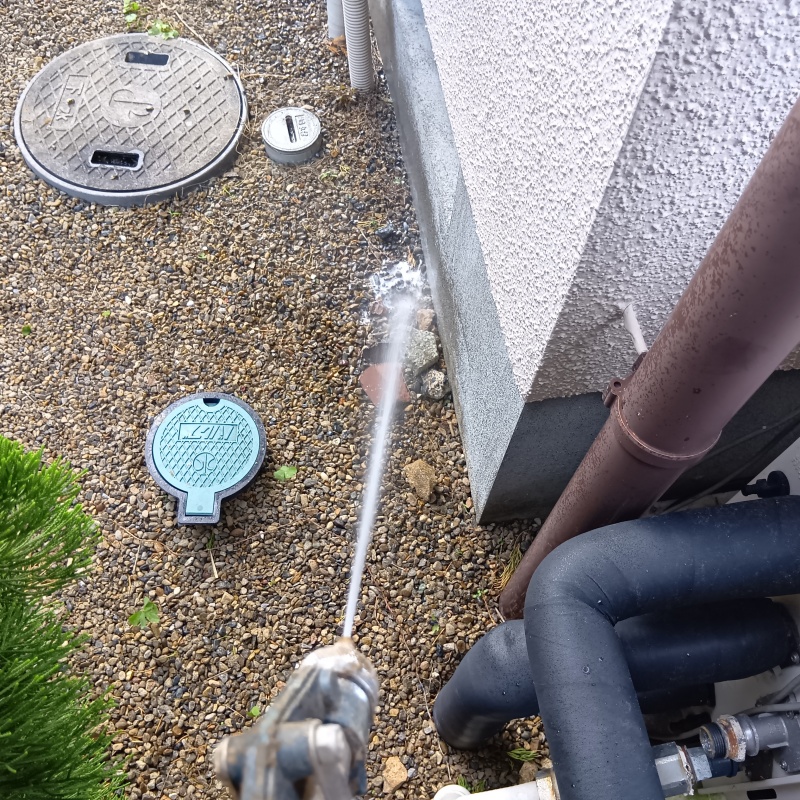 建物の外周にシロアリ駆除剤を散布