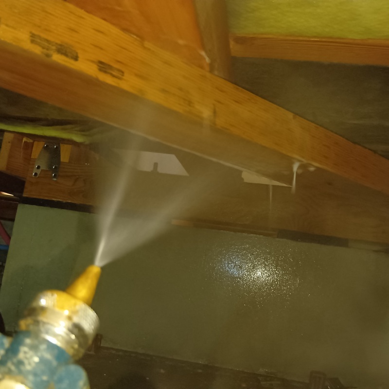 床下の木材にシロアリ駆除剤を散布