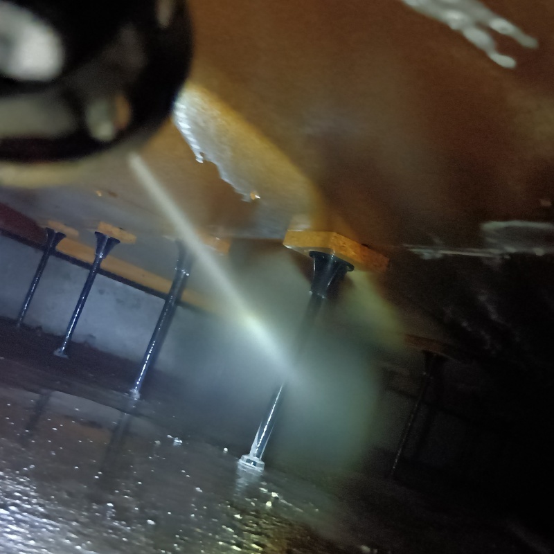 床下の地面にシロアリ駆除剤を散布