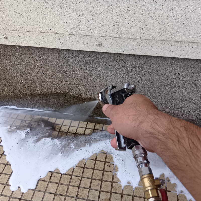 基礎付近にシロアリ駆除剤を散布