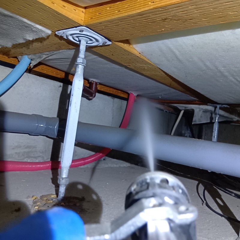 床下の木材に防蟻剤を散布