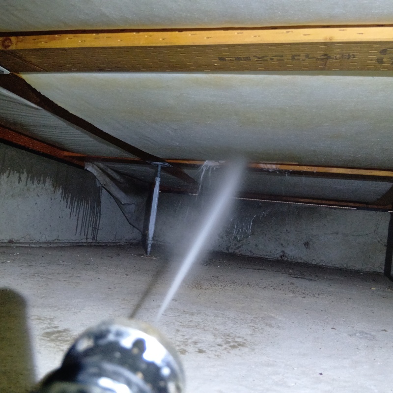 床下の木材に防蟻剤を散布