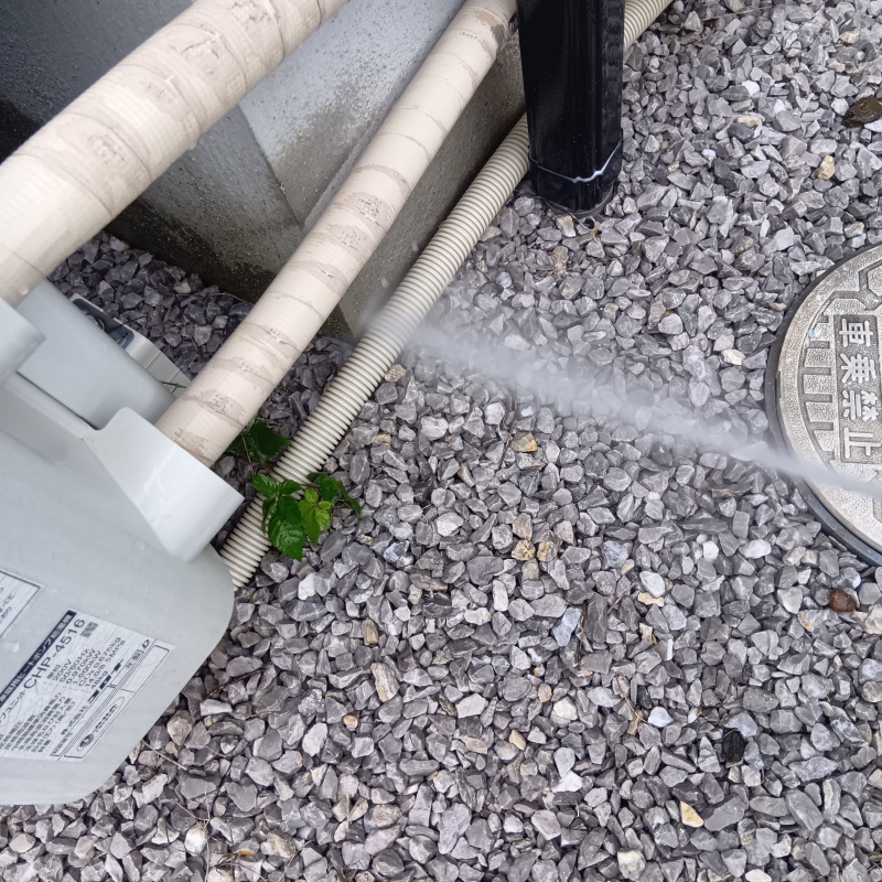 建物の外周に防蟻剤を散布