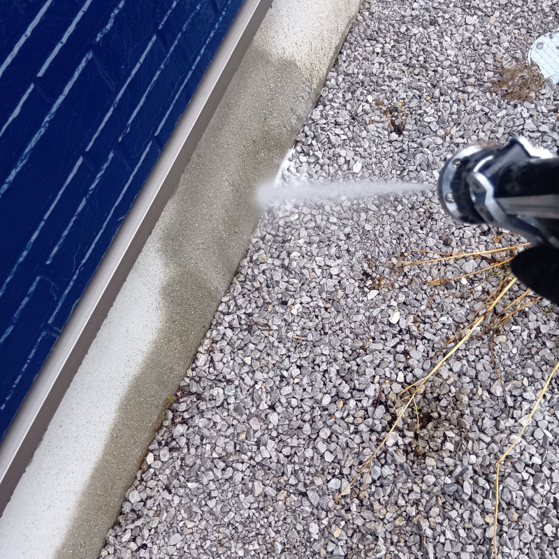 建物の外周に防蟻剤を散布