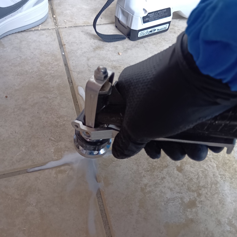 床に防蟻剤を注入