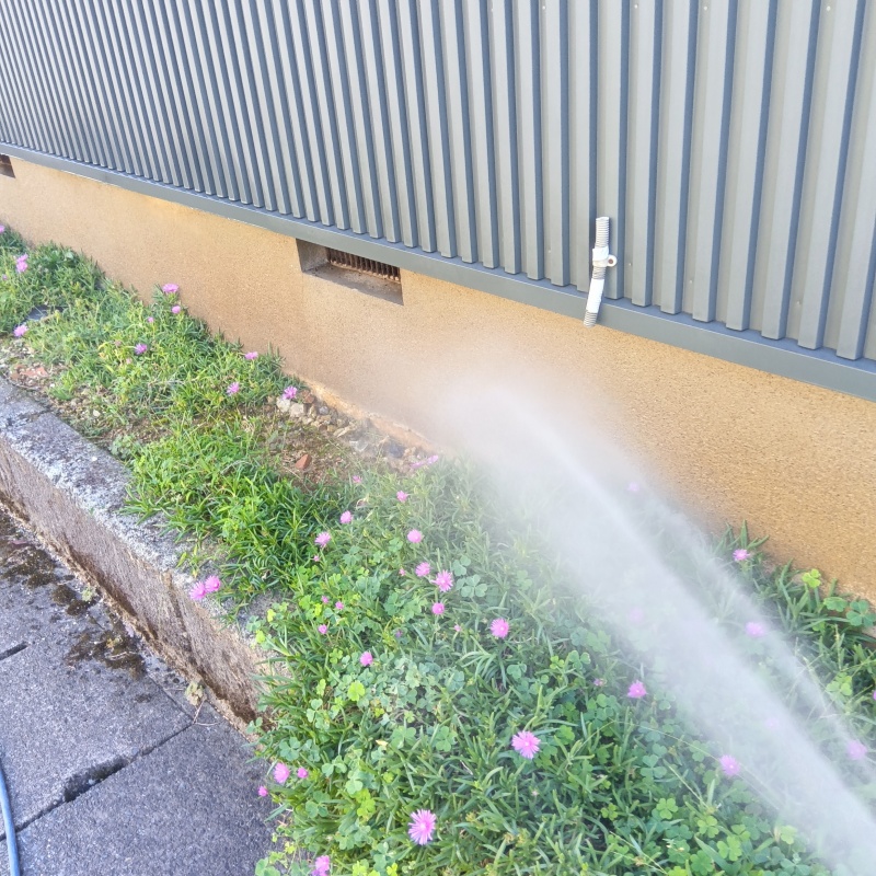 建物の外周に防蟻剤を散布
