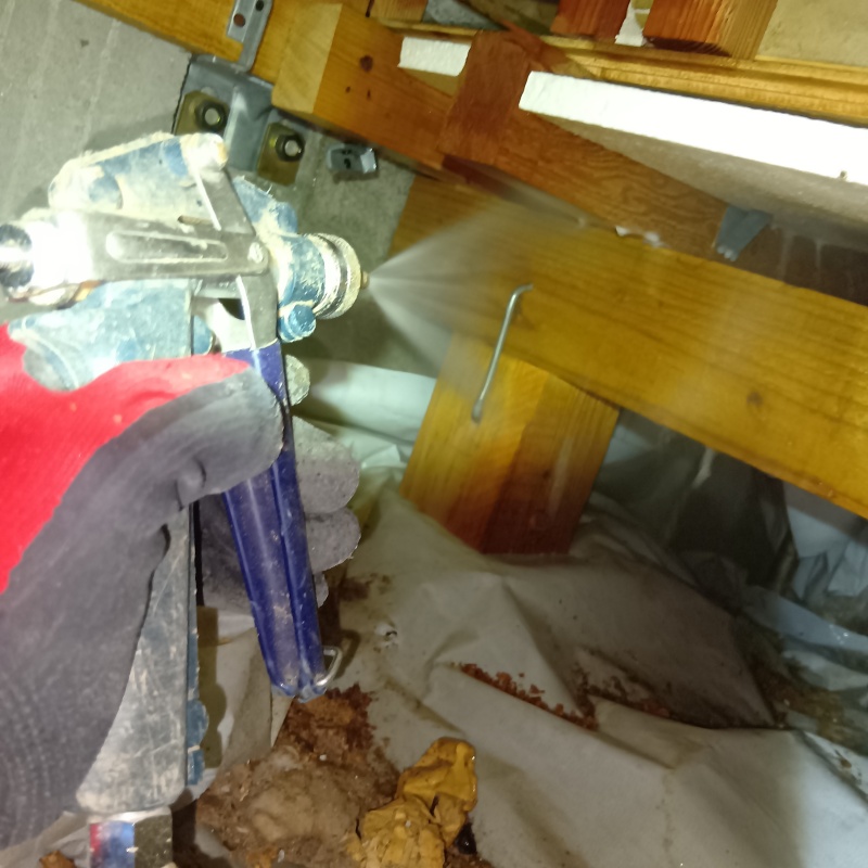 床下の木材に防蟻剤を散布