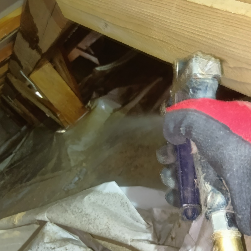 床下の地面に防蟻剤を散布