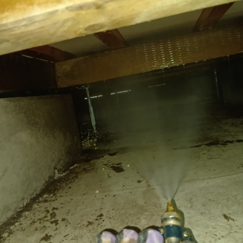 床下の木材にシロアリ駆除剤を散布
