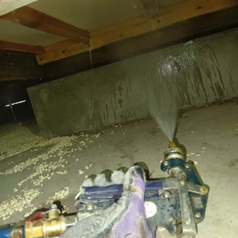 床下の木材にシロアリ駆除剤を散布