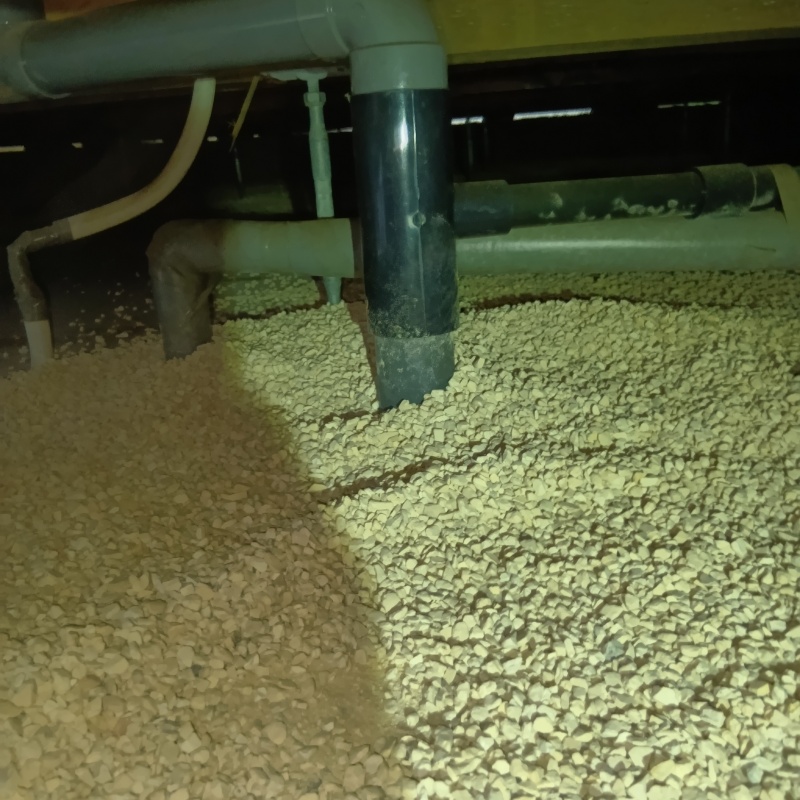 床下の一部に調湿剤を敷き詰めた様子