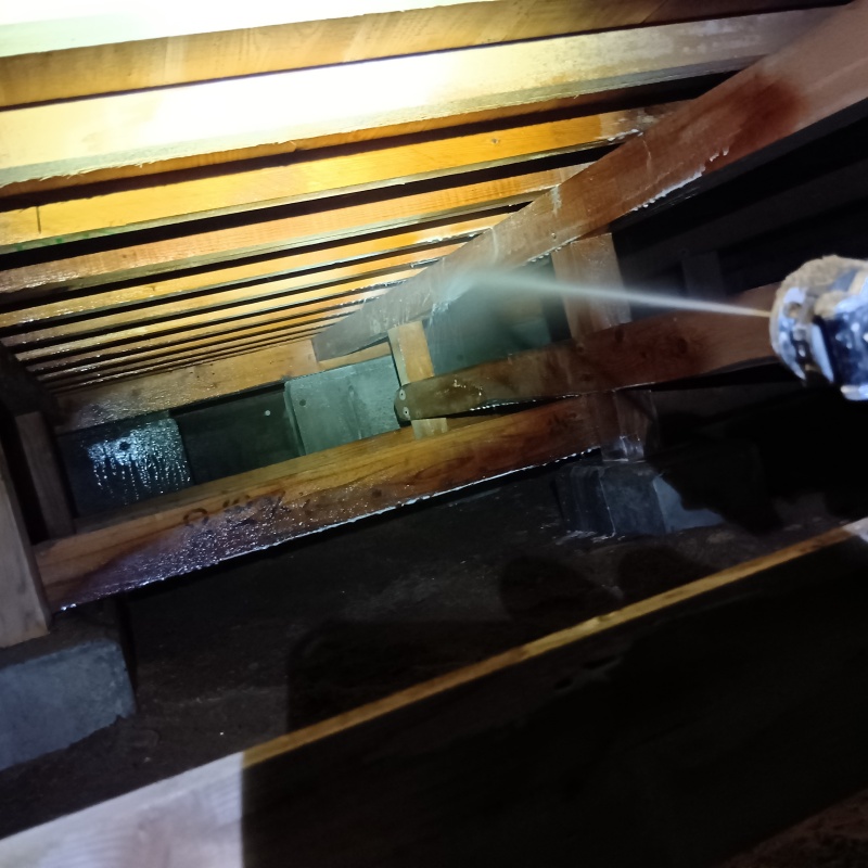 床下の木材にシロアリ駆除剤を散布