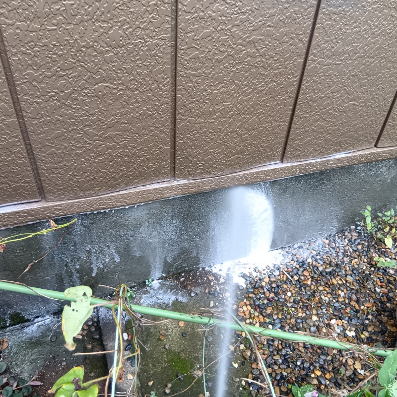 屋外の地面にシロアリ駆除剤を散布