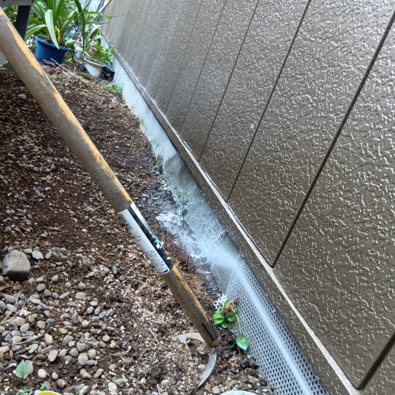 屋外の地面にシロアリ駆除剤を散布