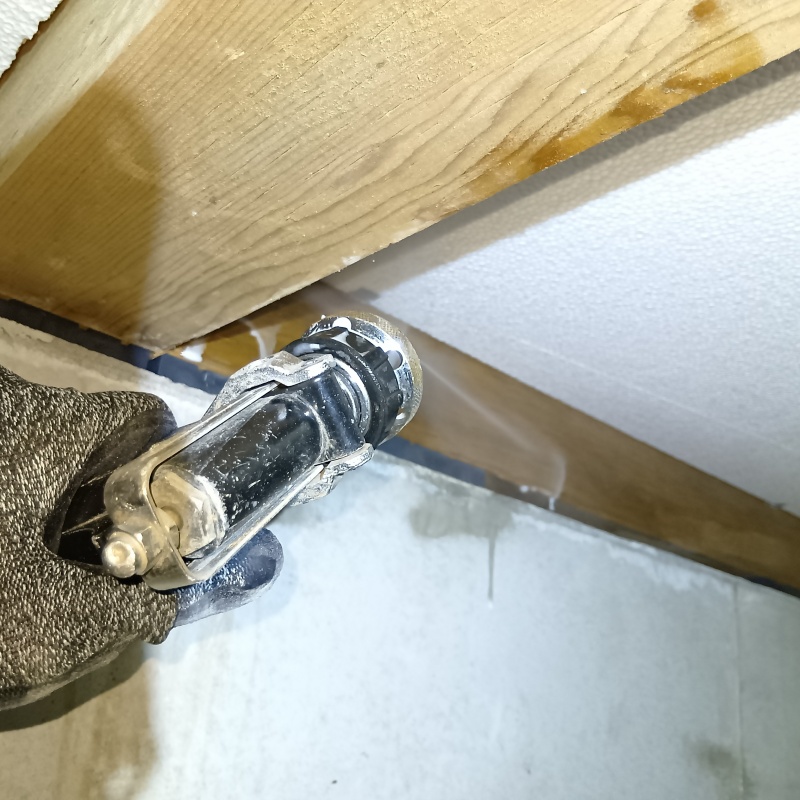 床下の木材にシロアリ駆除剤を散布