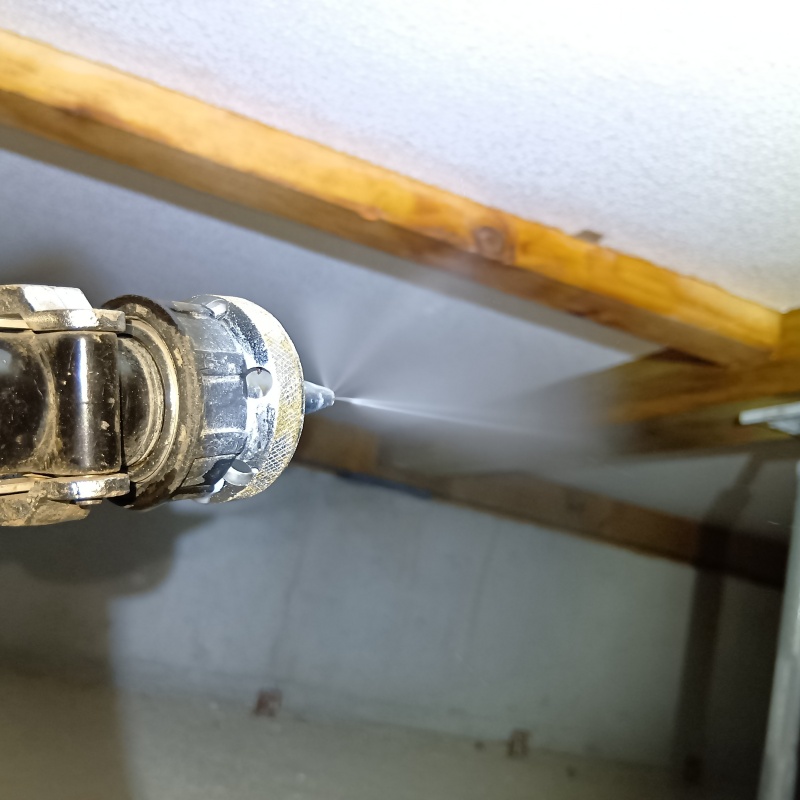 床下の木材にシロアリ駆除剤を散布