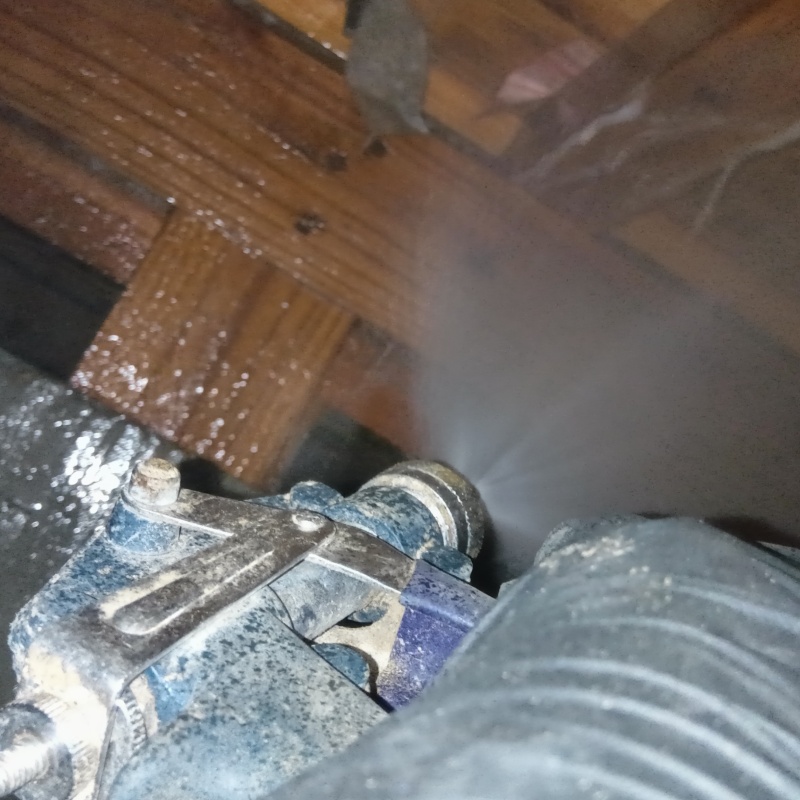 床下の木材にシロアリ駆除剤を散布