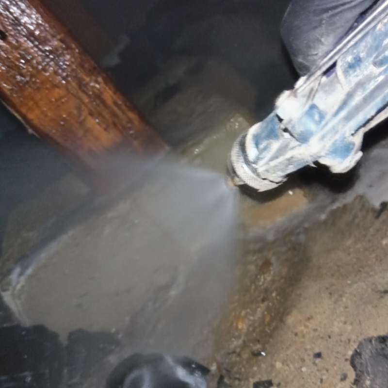 束石まわりにシロアリ駆除剤を散布