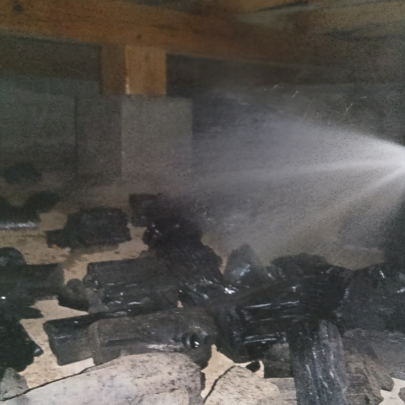 床下の地面にシロアリ駆除剤を散布