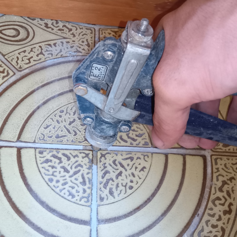 床にシロアリ駆除剤を注入